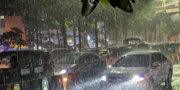 বসন্তের সন্ধ্যায় হঠাৎ বৃষ্টিতে ভিজলো ঢাকা